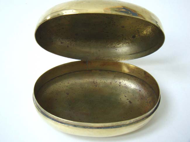 An Engraved Dutch brass oval Tobacco Box circa 1750-1800 — image 3